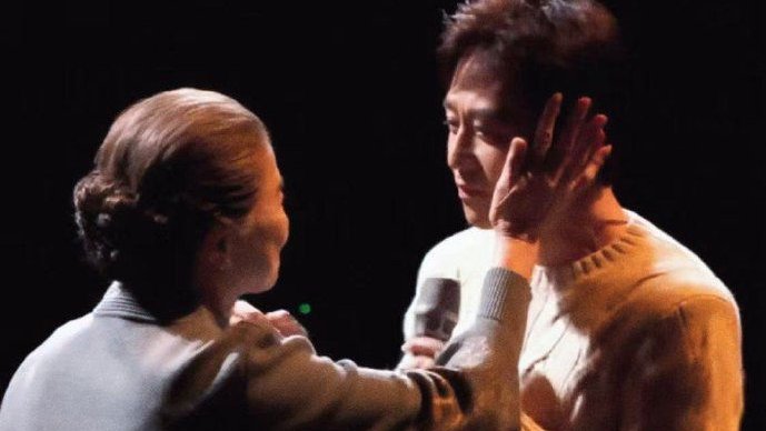 邓超人民日报撰文谈春晚泪唱母爱