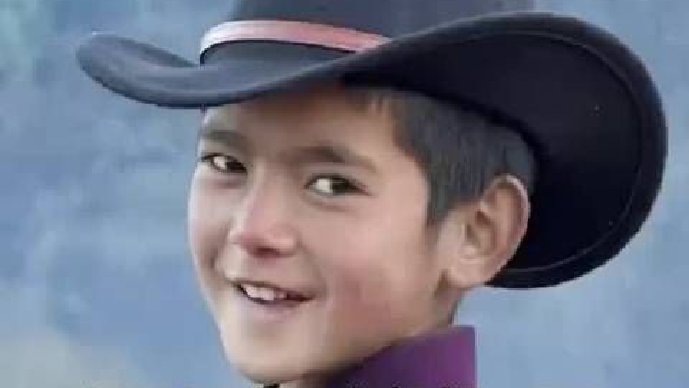 凉山彝族少年撞脸彭于晏走红 签约模特仍腼腆