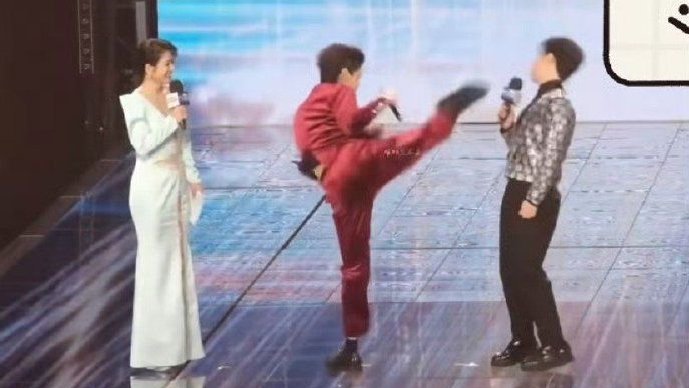 向佐飞踢主持人 百克力称不敢还手