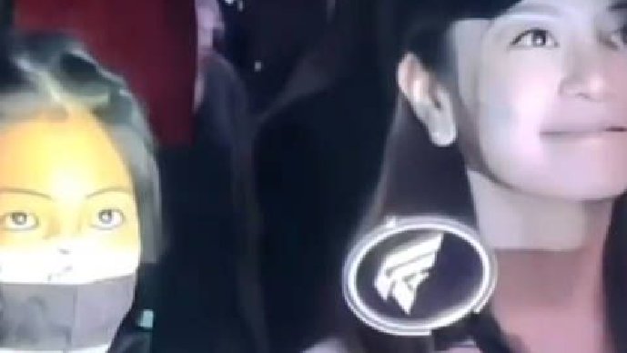 周渝民妻女首次现身深圳演唱会