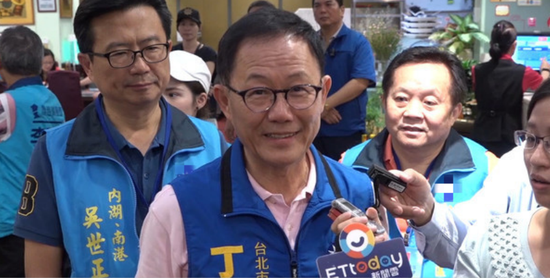 丁守中接受媒体访问。