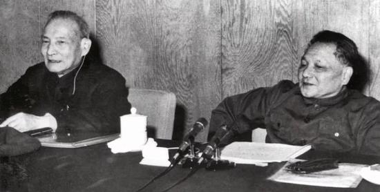 1978年12月，邓小平、陈云（左）出席党的十一届三中全会。