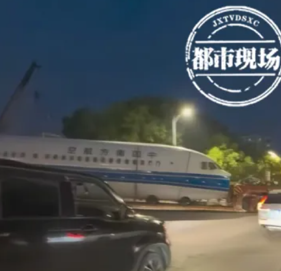 武汉街头罕见一幕，网友：“第一次与飞机并驾齐驱”！