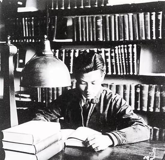 △厉东生年轻时在图书馆学习