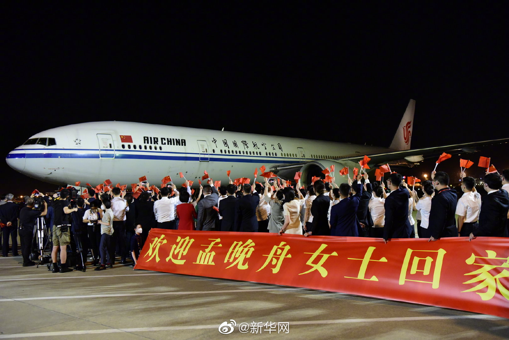 孟晚舟抵达深圳机场高清大图来了!_新浪新闻