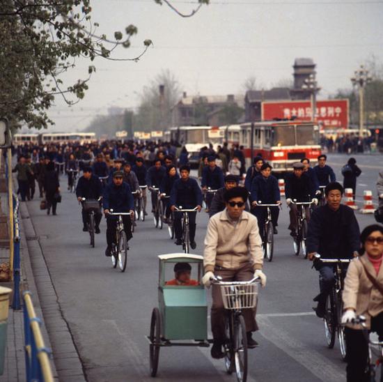 1983年，北京长安街，下班高峰时期的自行车流。摄影|郭建设