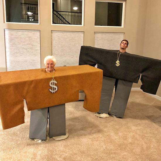 93岁奶奶与孙子成角色扮演＂搭档＂ 获百万网友