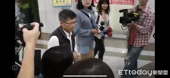 前高雄县县长杨秋兴从澳门返台,大批媒体在机场等候 。(图片来源:台湾“东森消休云”)