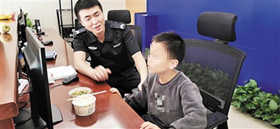 民警為小鑫買來飯菜勸其填飽肚子