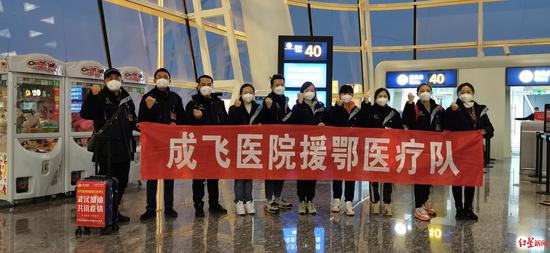 ↑阮麒和成飞医院医护们抵达武汉