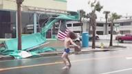 美国男子挥舞国旗迎战“弗洛伦斯”飓风