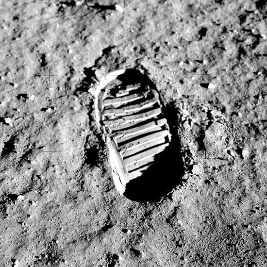 光线照射形成的影子,也是着陆时判定地形的主要图像参考(图源:NASA)