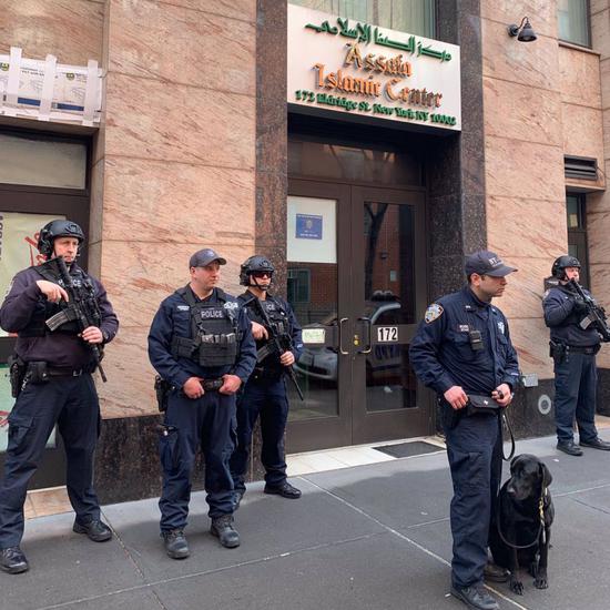 武装警察在纽约宗教场所外站岗（CNN）