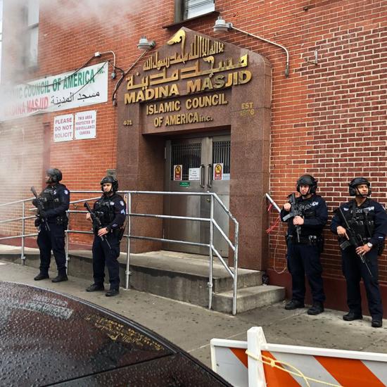 武装警察在纽约宗教场所外站岗（CNN）