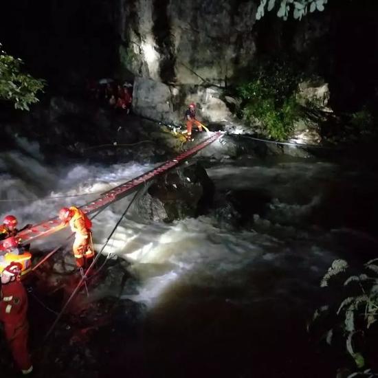 浙江温州山洪暴发 被困15人获救 1名消防员失联