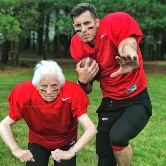 93岁奶奶与孙子成角色扮演＂搭档＂ 获百万网友