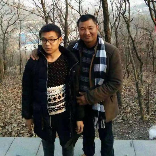 王山和23岁儿子王顺旭合影，他没想到一个感冒会要了儿子性命