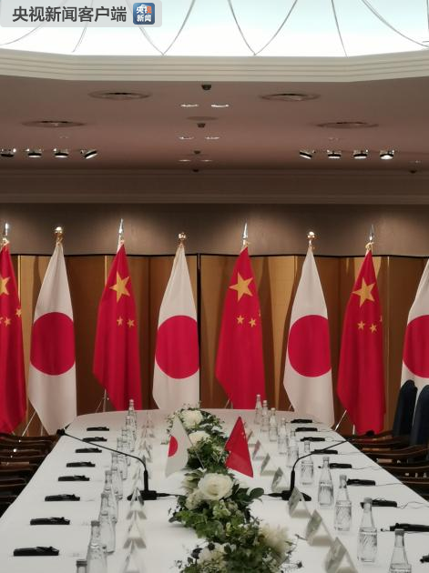 会见现场的中日两国国旗（央视记者杨立峰拍摄）
