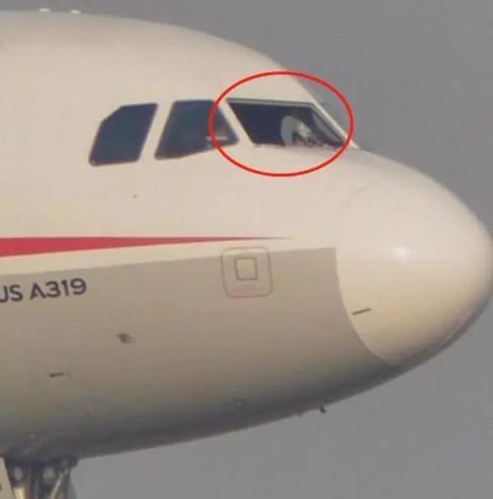 △因风挡玻璃空中爆裂脱落备降成都的川航3U8633航班