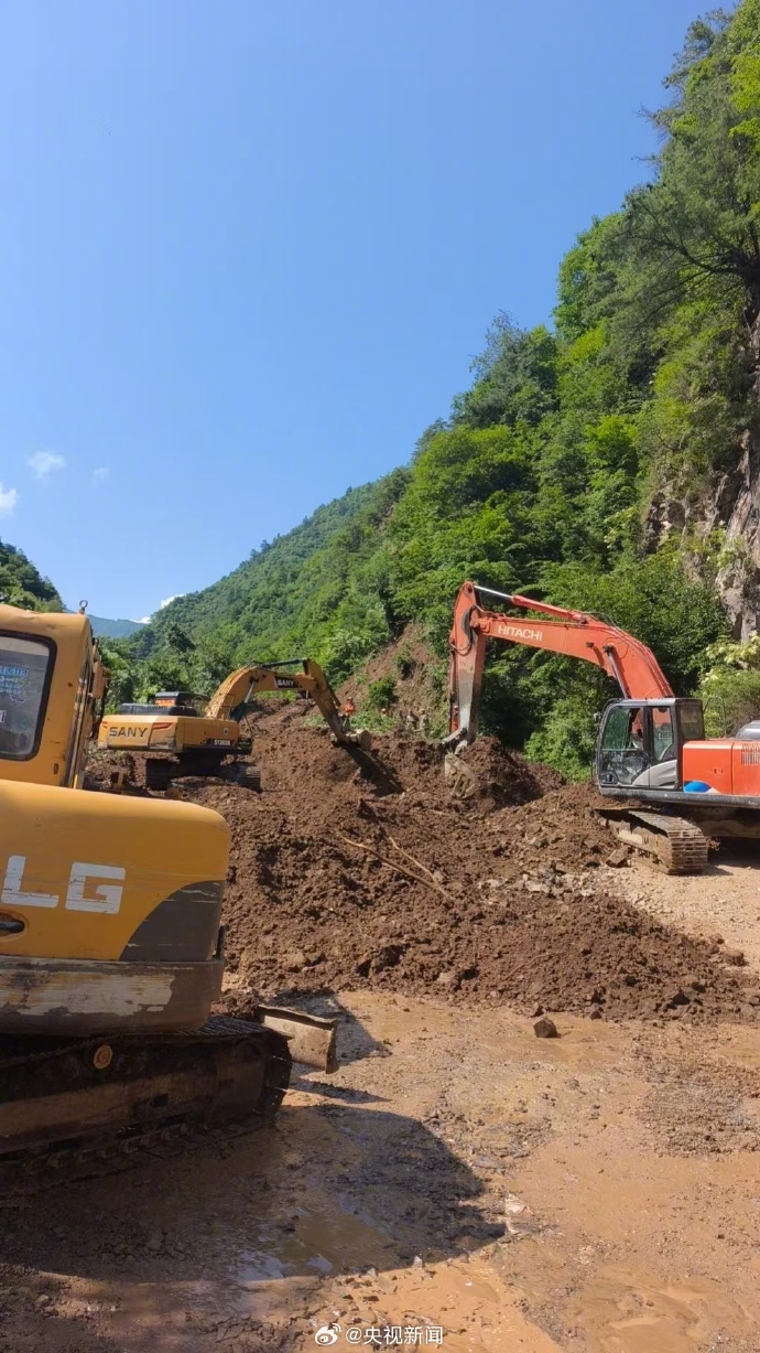 甘肃陇南宕昌县山体滑坡致33人被掩埋 17人被救出