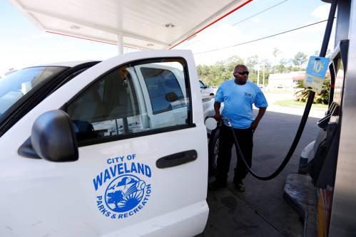 在美国密西西比州韦夫兰，一名男子在加油站加油。新华社/路透