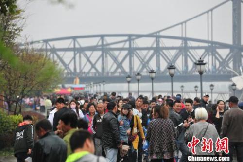 2018年“五一”小长假,丹东边境游成热点。图为游客在鸭绿江畔游玩。于海洋 摄
