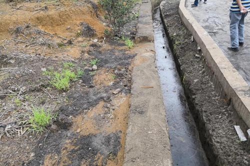 督察组在曲靖市有关企业督察时发现，从水沟中清理出的含重金属废渣随意丢弃。图片来源：生态环境部