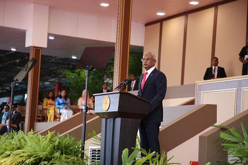 11月17日，在马尔代夫首都马累，马尔代夫新任总统萨利赫在议会特别会议上讲话。 新华社记者朱瑞卿摄