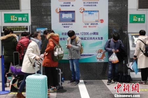 资料图：旅客在铁路上海站售票大厅排队购票。   殷立勤 摄