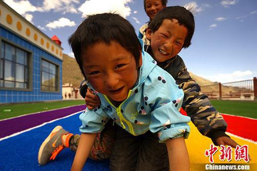 资料图：西藏那曲市尼玛县荣玛乡实施生态搬迁，牧民的孩子们在安置点新建的幼儿园内玩耍。中新社记者 江飞波 摄