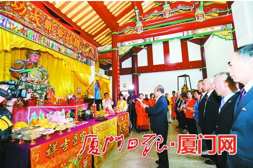 昨日，王金平一行在厦门延平郡王祠拜谒“开台圣王”郑成功。