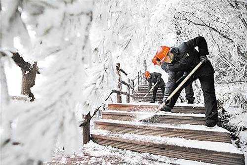 受低温雨雪天气影响，湖南张家界部分高海拔地区出现持续冰冻现象。图为工作人员清除冰雪，保障安全。 （新华社发）