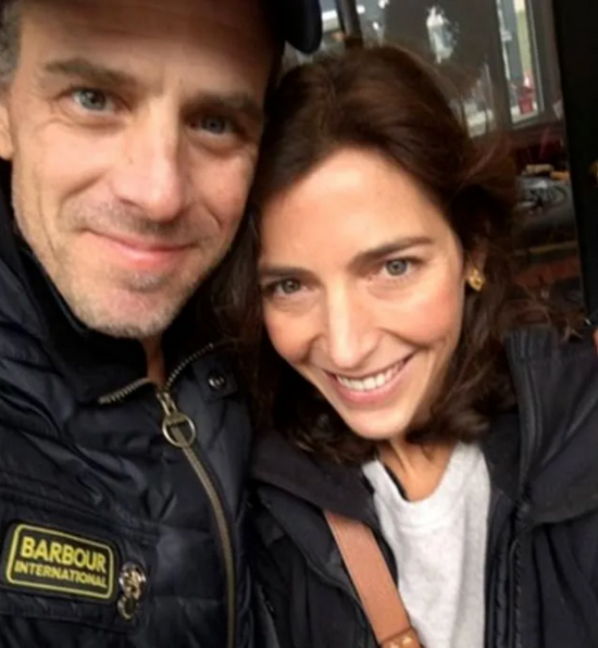 ·亨特(左)和海莉.