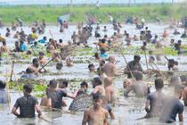 孟加拉国举行捕鱼节 河里村民密密麻麻场面壮观