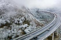 雅西高速降春雪