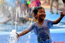 小朋友戏水享清凉