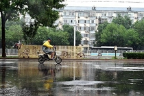 北京市民冒雨出行