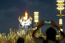 民众欣赏奥运圣火