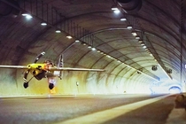 飞行员驾机穿隧道