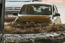 印新德里暴雨淹街