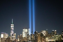 双子塔点亮纽约