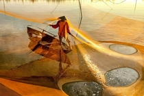越南渔民撒网捕鱼