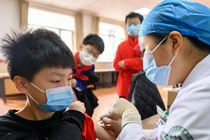 小学生接种疫苗