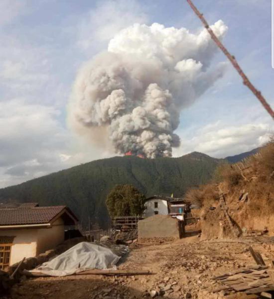 凉山火灾现场冒出大量浓烟 。来源：应急管理部