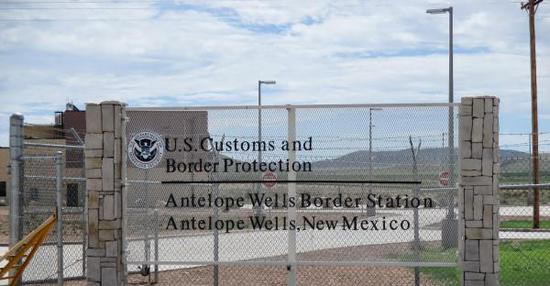 美国新墨西哥州安蒂洛普威尔斯的边境站，附近荒无人烟 。