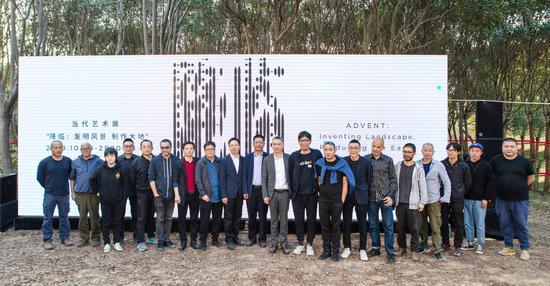 《降临》展览开幕 主办方与艺术家合影
