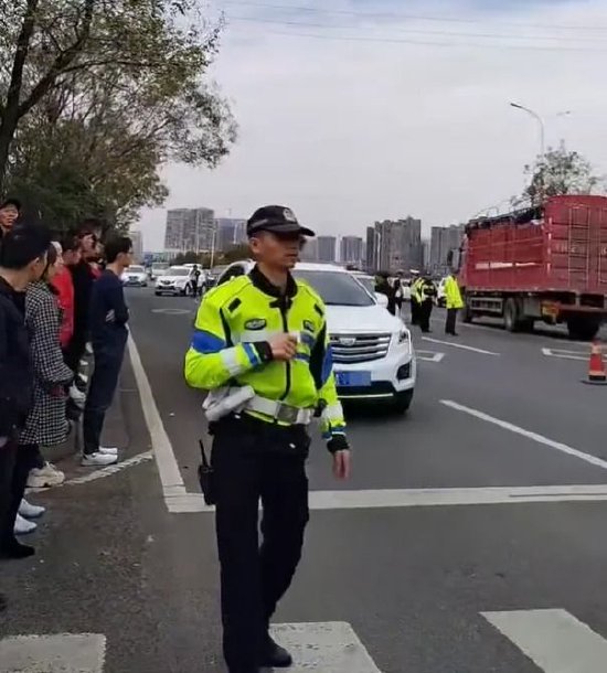 南宁一小区2.3元一级物业费，门禁坏一个月没人修？