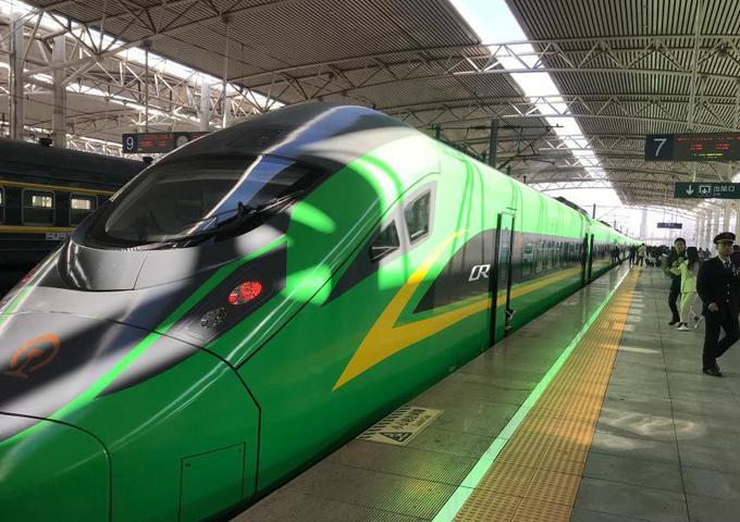 "绿巨人"复兴号动车组首次亮相东北地区