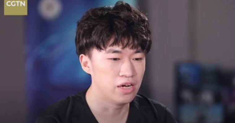 视频-打破次元壁!cgtn邹悦专访rng小虎:"偏激"少年的黄金时代