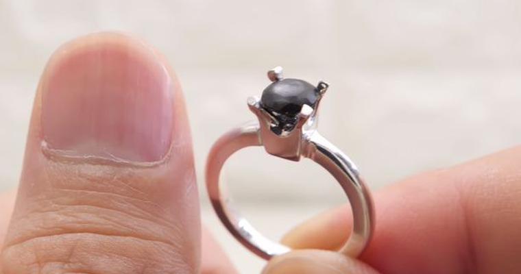 日本一男子收集剪下来的指甲 做成订婚戒指